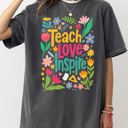 Medium Pepper Dark Gray Teach Love Inspire Floral Boho Retro First Day of School Teacher Appreciation Coquette Comfort Colors Tee
