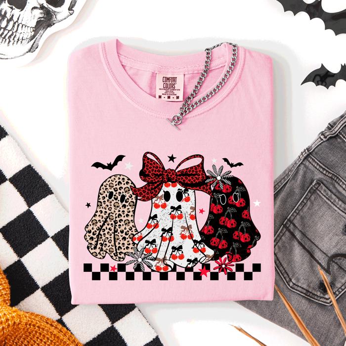 Retro Halloween Ghosts, Checkered Pattern, Vintage Halloween Imagery, Nostalgic Seasonal Artwork Comfort Colors Tee