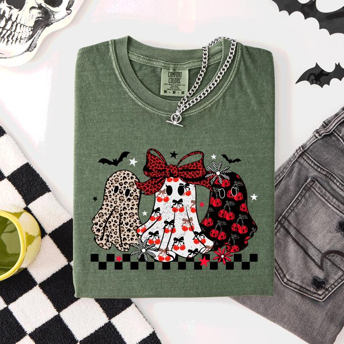 Retro Halloween Ghosts, Checkered Pattern, Vintage Halloween Imagery, Nostalgic Seasonal Artwork Comfort Colors Tee