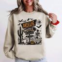 XXXL Sand The Skellie Motel Skeleton Halloween Night Haunting Edition With Spooky Vibes And Retro Motel Aesthetic Sweatshirt