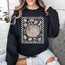 XL Black Checkered Pumpkin Minimalist Autumn Harvest Motif Cozy Seasonal For Fall Wardrobe Sweatshirt