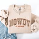 Medium Sand Howdy Pumpkin Varsity Collegiate Autumn Graphic Cozy Vintage For Everyday Layering Comfort Sweatshirt
