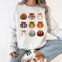 XL Ash Light Gray Patterned Pumpkins Halloween Harvest Pattern Cozy Vintage Autumn Night Sweatshirt