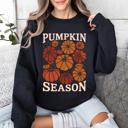 XL Black Cozy Autumn Floral Sunflower Pumpkin Motif With Autumnal Glow And Rustic Charm Sweatshirt