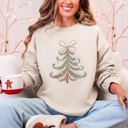  Christmas Tree Santa Vintage Elegant Ribbon And Bows Holiday Classic Cozy Sweatshirt