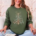 XL Military Green Christmas Tree Santa Vintage Elegant Ribbon And Bows Holiday Classic Cozy Sweatshirt