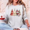 XXXL Ash Light Gray Christmas Trees, Faux Quilt, Santa Festive Holiday Scene Vintage Cozy Winter Sweatshirt
