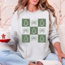 XL Ash Light Gray Christmas Geese Retro Cozy Winter Checkered Bows Tree Pattern Vintage Sweatshirt