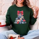 Small Forest Green Christmas Geese Retro Santa Sewing Faux Quilt Cozy Festive Graphic Holiday Sweatshirt