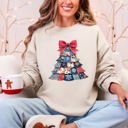 XXL Sand Christmas Geese Retro Santa Sewing Faux Quilt Cozy Festive Graphic Holiday Sweatshirt