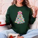 XXXL Forest Green Colorful Christmas Tree Retro Graphic Artwork With Festive Motifs And Cozy Winter Vibes Sweatshirt