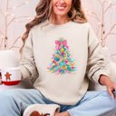 XL Sand Colorful Christmas Tree Retro Graphic Artwork With Festive Motifs And Cozy Winter Vibes Sweatshirt