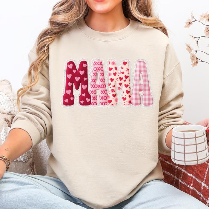 Adorable Mama Valentine's Day Hearts Patterned Retro Style Cozy Fleece Sweatshirt