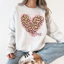 XXL Ash Light Gray Leopard Print Heart Love Valentine's Day Retro Vintage Cozy Warm Fleece Graphic Sweatshirt