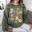 XL Military Green Mountain Meadow Pressed Flowers Nature-Inspired Botanical Print With Vintage Rustic Charm Sweatshirt