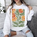 Large White Retro Daisy Design Vintage Floral Garden Theme Botanical Illustration Textured Motif Sweatshirt