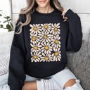  Vintage Daisies Floral Design and Classic Botanical Motifs Collection Sweatshirt