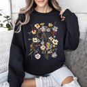  Clover Meadow Pressed Flower Botanical Print Nature Inspired Garden Floral Pattern Sweatshirt
