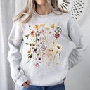 Large Ash Light Gray Clover Meadow Pressed Flower Botanical Print Nature Inspired Garden Floral Pattern Sweatshirt