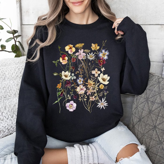 Clover Meadow Pressed Flower Botanical Print Nature Inspired Garden Floral Pattern Sweatshirt