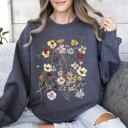 Medium Dark Gray Heather Clover Meadow Pressed Flower Botanical Print Nature Inspired Garden Floral Pattern Sweatshirt