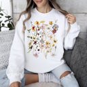 XL White Clover Meadow Pressed Flower Botanical Print Nature Inspired Garden Floral Pattern Sweatshirt