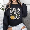 XXL Black Daisies, Retro Floral Design Vintage-Inspired Floral Print Premium Cotton Blend For All Day Comfort Sweatshirt