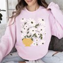 XXL Light Pink Daisies, Retro Floral Design Vintage-Inspired Floral Print Premium Cotton Blend For All Day Comfort Sweatshirt