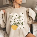 XXL Sand Daisies, Retro Floral Design Vintage-Inspired Floral Print Premium Cotton Blend For All Day Comfort Sweatshirt