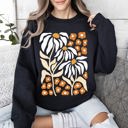 Small Black Boho Daisies, Boho Retro Floral Design Vintage Bohemian Blossom Pattern Sweatshirt