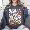 Medium Dark Gray Heather Boho Daisies, Boho Retro Floral Design Vintage Bohemian Blossom Pattern Sweatshirt