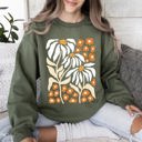 XXXL Military Green Boho Daisies, Boho Retro Floral Design Vintage Bohemian Blossom Pattern Sweatshirt