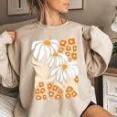Medium Sand Boho Daisies, Boho Retro Floral Design Vintage Bohemian Blossom Pattern Sweatshirt