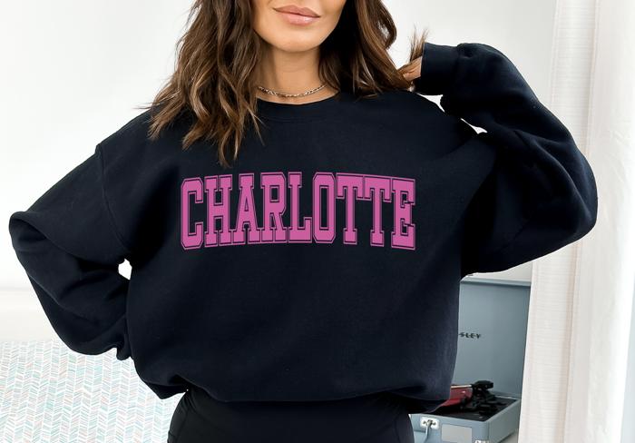 Custom Collegiate Letter Sweatshirt – Personalized Varsity Initial Crewneck for Women, Cute Preppy College Gift