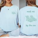  Meet Me By The Sea Comfort Colors Graphic Tee – Minimalist Lounge Chair Beach Shirt, Oversized Vintage Coastal T-Shirt