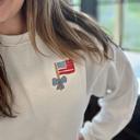  Embroidered Mini Flag & Bow 4th of July Sweatshirt – Cute Patriotic Crewneck for Women, USA Flag Embroidery, Independence Day Outfit