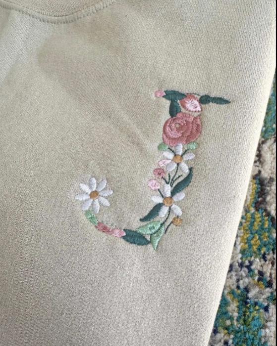 Custom Initial Floral Embroidered Sweatshirt, Monogrammed Shirt, Crewneck Fall Vibes Flower Oversized Personalized Hoodie Embroidery Gift