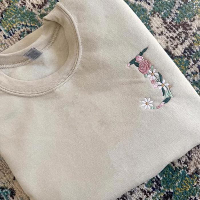 Custom Initial Floral Embroidered Sweatshirt, Monogrammed Shirt, Crewneck Fall Vibes Flower Oversized Personalized Hoodie Embroidery Gift
