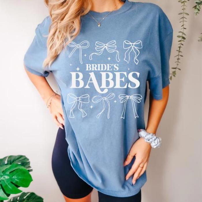 Bride's Babe Bachelorette Party Comfort Colors Tee, Bridal Party Shirt for Women, Preppy Wedding Graphic Tee, Bachelorette Outfit, Gift for Bride